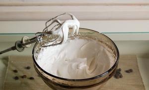 Как испечь домашнее пирожное безе из белков
