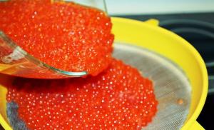 Cara mengasinkan kaviar salmon merah muda di rumah