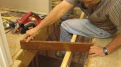 Cara memasang lantai laminasi yang benar pada lantai kayu