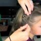 Gaya rambut yang menarik dan modis dengan busur: pilihan gaya untuk fashionista kecil dan gadis yang lebih tua