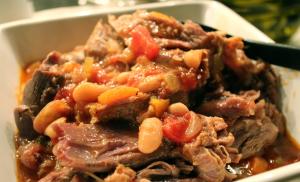 Daging domba direbus dengan sayuran dalam slow cooker Domba direbus dalam slow cooker