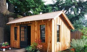 Bagaimana cara membangun gudang kayu hangat dengan tangan Anda sendiri dari kayu dan papan?