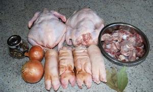 Kaki babi dan ayam yang dibumbui Kaki babi dan ayam yang dibumbui