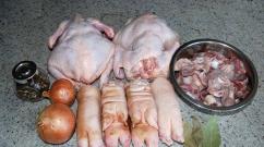 Kaki babi dan ayam yang dibumbui Kaki babi dan ayam yang dibumbui