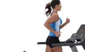 Berjalan di atas treadmill untuk menurunkan berat badan: manfaat, aturan, dan opsi latihan
